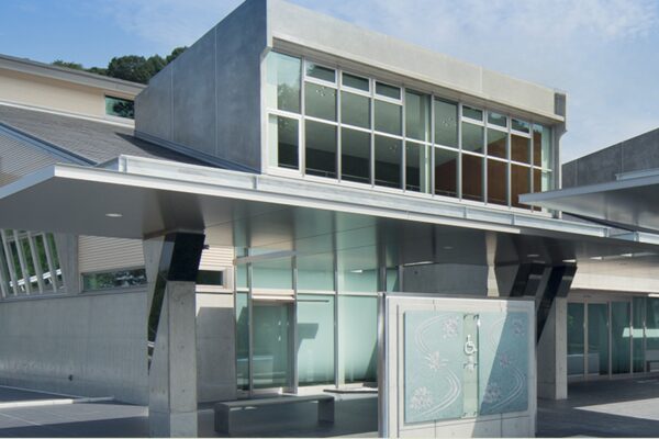 五色台聖苑の外観（大ホール前）