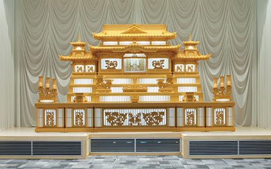 五色台聖苑大ホールの備え付け白木祭壇