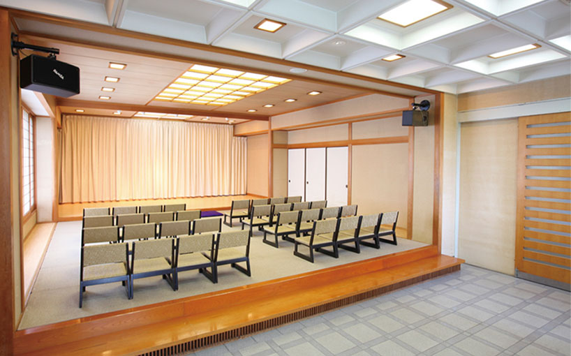 五色台聖苑小ホールの内観（空の状態）