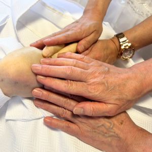 和歌山市の家族葬。ご納棺時に家族みんなでお別れの握手をする。