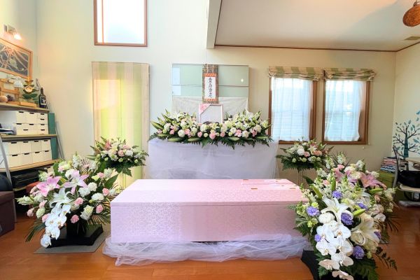 和歌山市の家族での自宅葬の生花祭壇。ピンクの写真額、お棺にしました。