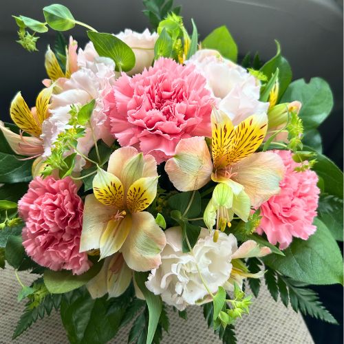 四十九日まで自宅に飾る後飾り祭壇にお供えするお花。