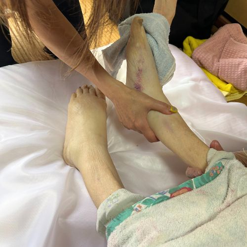 納棺の儀式に参加していただき、お嬢様がお母さまの足を拭いています。