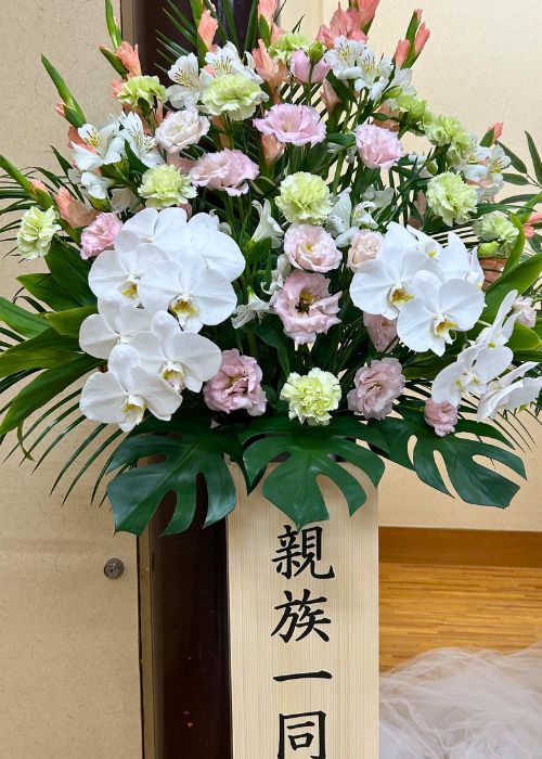 祭壇の横に1親族一同で1対のお花をたてました。