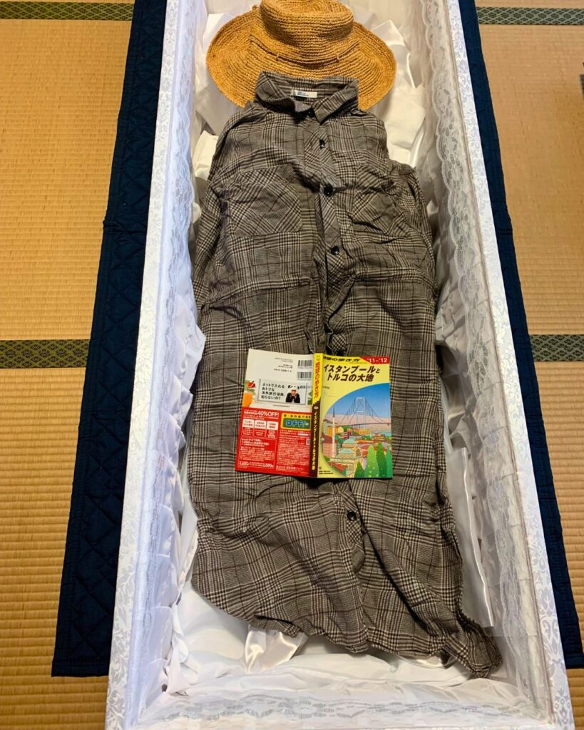 故人の愛用していた帽子やワンピースなどをお棺のなかに納めました。