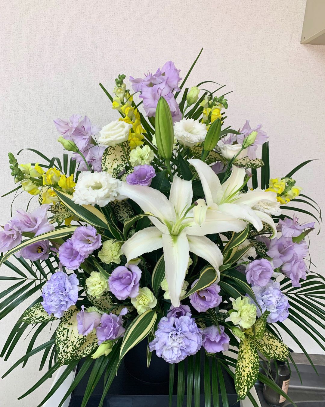 ご安置時に故人の枕元にお供えする枕花です。紫をベースに作りました。