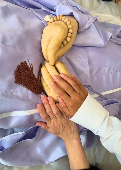 姪っ子さんとそのお子さまが故人と握手をしてくださいました。