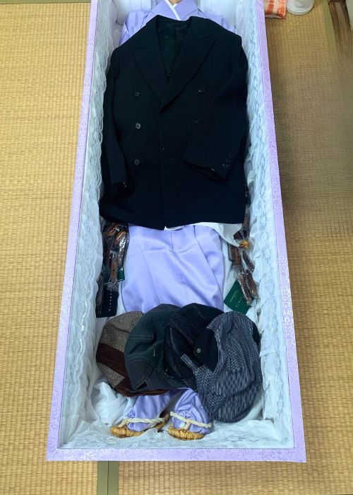 お棺の中に副葬品を納めました。大好きった帽子とジャケットなど。ご家族にはわらじを履かせていただきました。