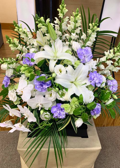 ご自宅の枕元にお供えされたお花は和歌山市斎場の式場内に飾らせていただきました。