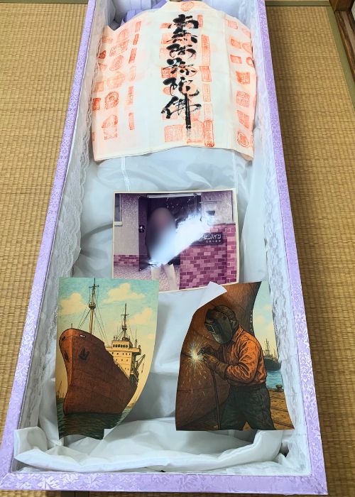 お棺のお布団の上に笈摺（おいずる）と昔の写真を納めました。