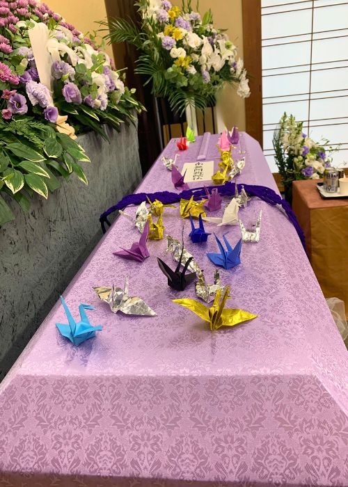 家族で折った折鶴。棺の上に手向けました。