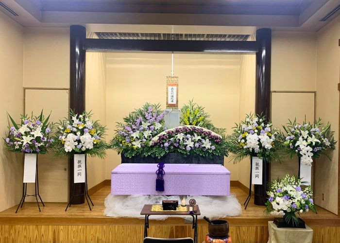 和歌山市斎場小ホール内の写真。親族一同などの供花もあり華やかになりました。