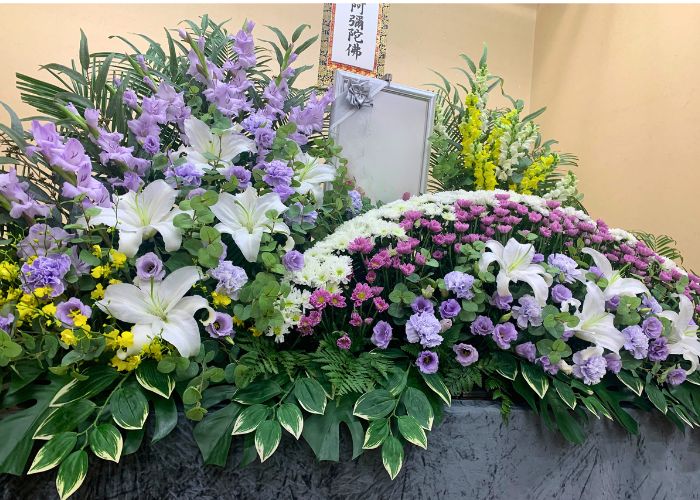 生花祭壇をアップにしました。ラインをとり、その周りにはユリをいれ華やかで優しい祭壇です。