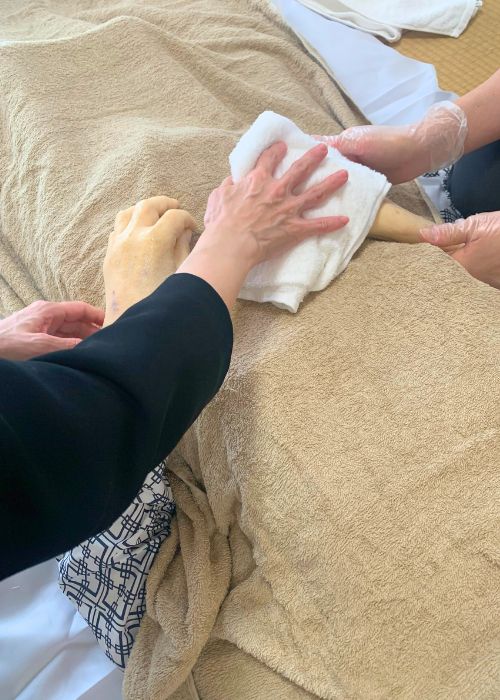 納棺時にご家族にお手伝いいただき故人の手を清拭