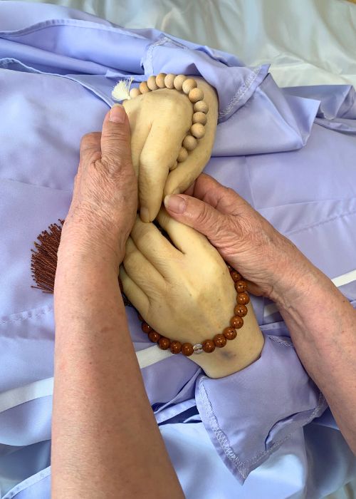 妹さまと最後の握手をしていただきました。