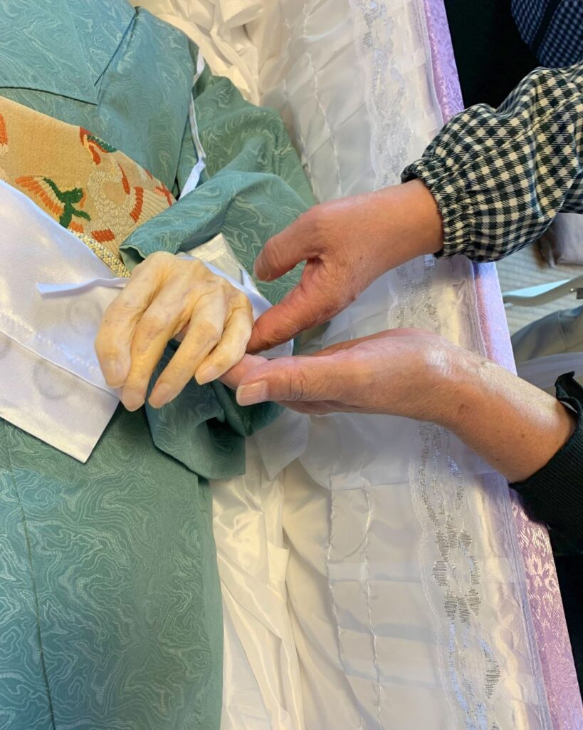 お好きな着物を着て旅支度が終え、ご遺族が故人に触れる