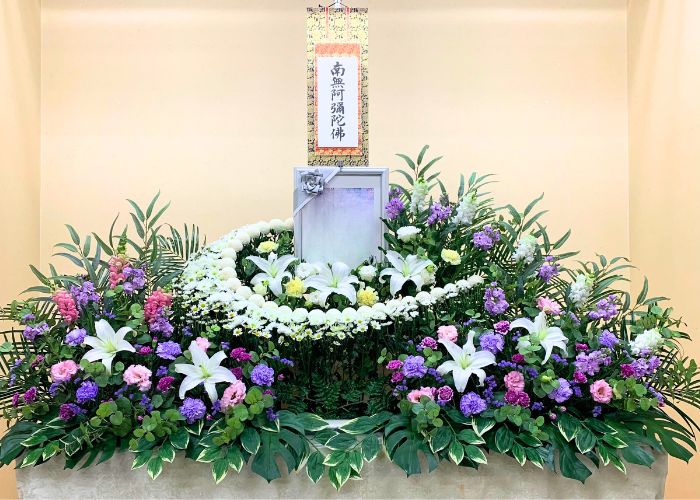 祭壇の中心に月のようなラインをとり華やかな祭壇に仕上がりました。