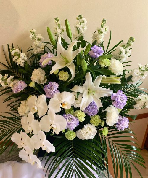 ご安置後すぐに枕元にお花をお供え。