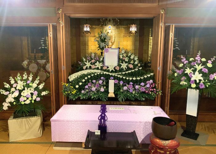 寺院内でのお花。生花祭壇と枕花、供花も飾られました。