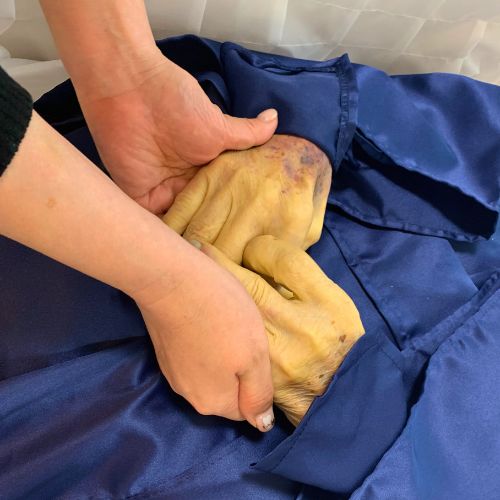 お孫さんとの握手。冷たい手を温めます。