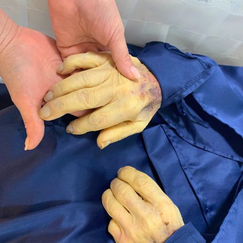 お父さんとの最後の握手。触れると涙がこぼれます