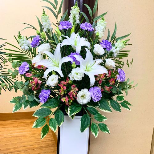 会社関係からのお供えのお花。お供えがあると華やかになりました。