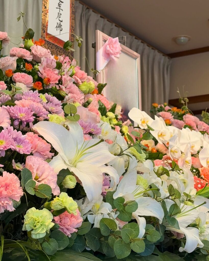 祭壇の横から華やかな生花を撮影。