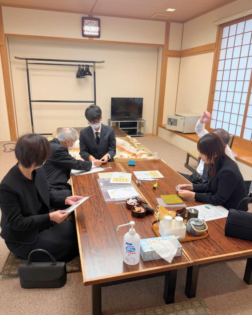 控室に置いてある折り紙で、鶴を折り棺に手向ける