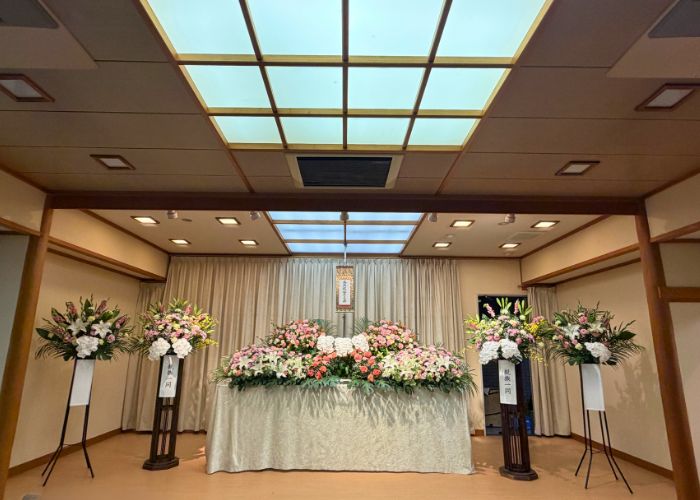 五色台聖苑の小ホール式場内の祭壇や供花の飾り