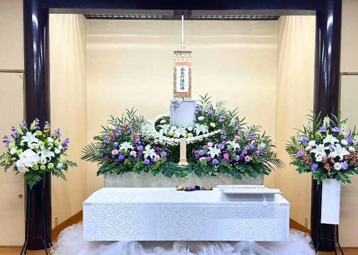 家族葬プランの祭壇。お花屋さんにお任せ生花祭壇。