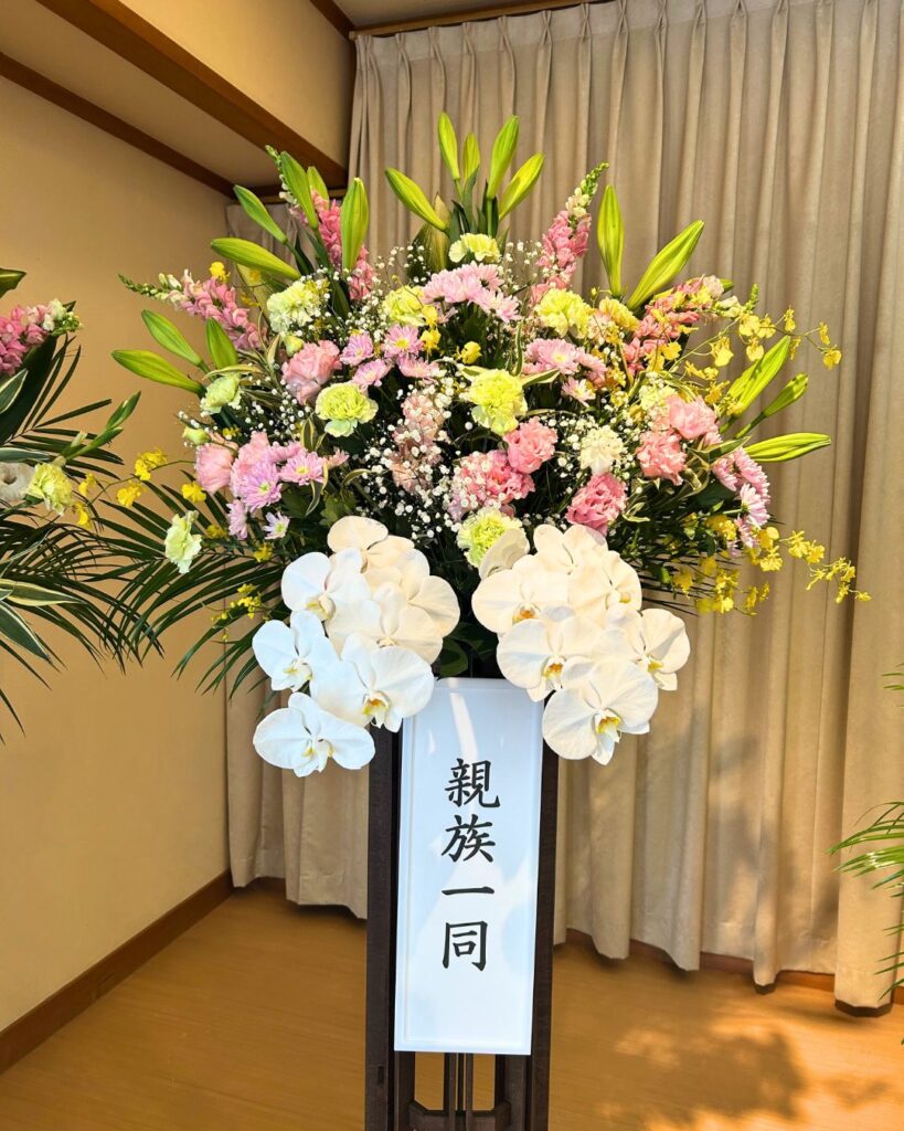 親族一同の供花。祭壇の横にお供えし式場内はより華やかに。