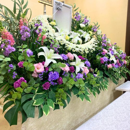 左からの生花祭壇の写真。