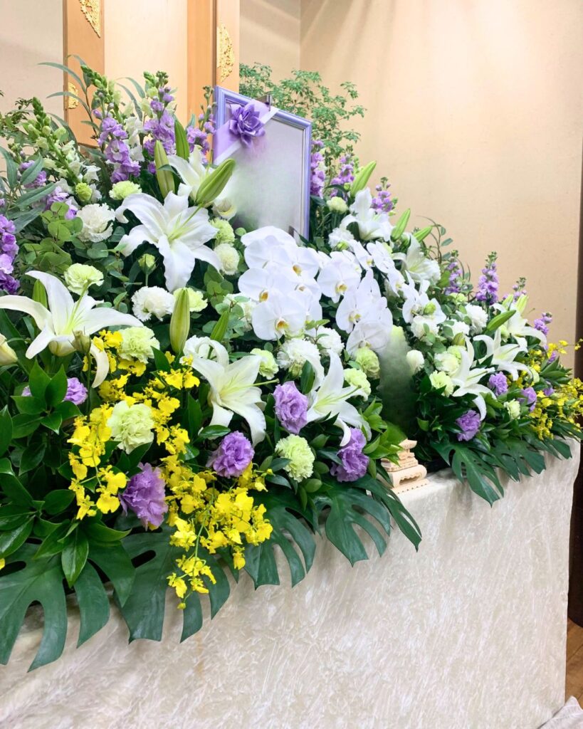 生花祭壇を左側から撮影