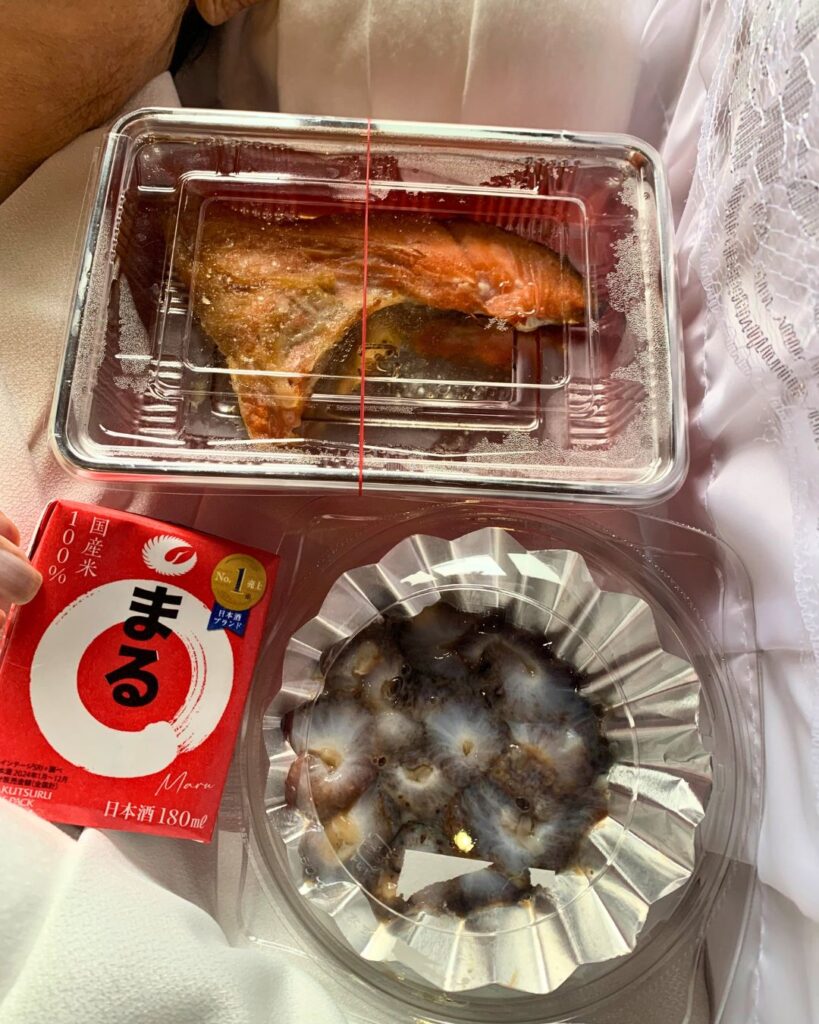 故人の好きだった食べ物をお棺の中に納めました。