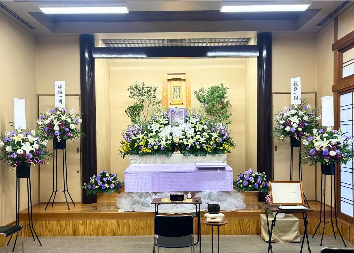 和歌山市斎場の小―ホールでの生花祭壇飾り。グリーンとパープルを主にして作られました。