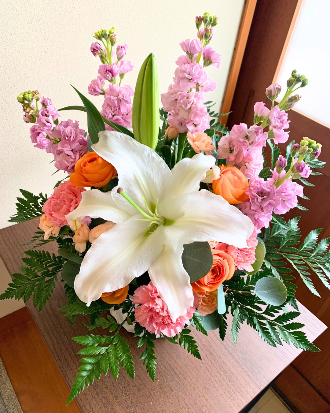 お孫さんが作られた枕花を枕元にお供えをしています。