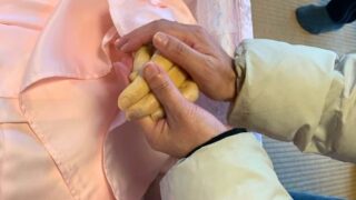 和歌山市斎場での一日葬|手編みの服とピンクの花々に包まれ、ご家族の手で整える最後のお仕度