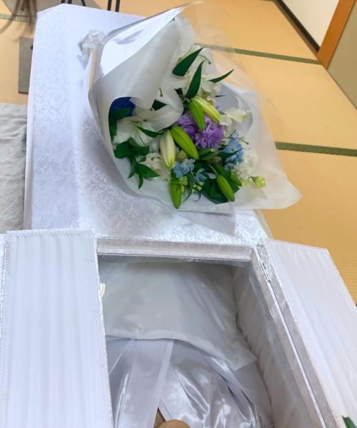 お友達のご家族がご出棺花束を準備されました