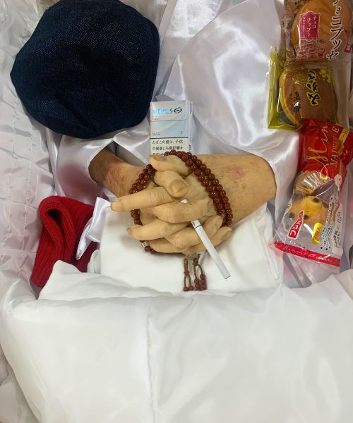 大好きなたばこを手にもち、旅立たれました